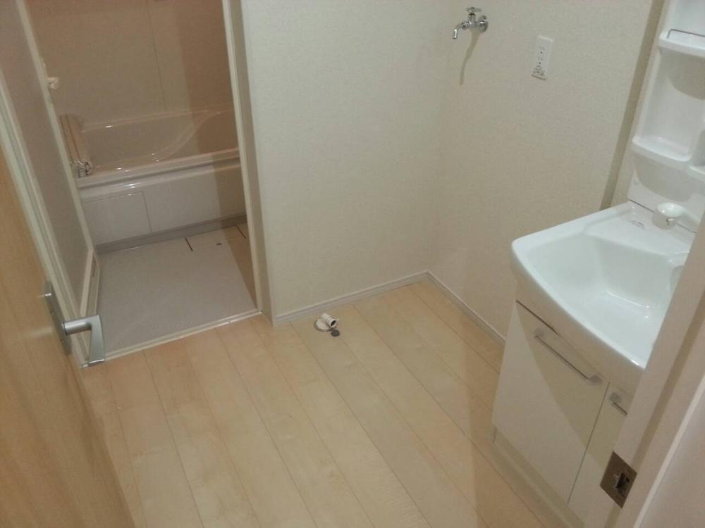 Wash basin, toilet. Washroom