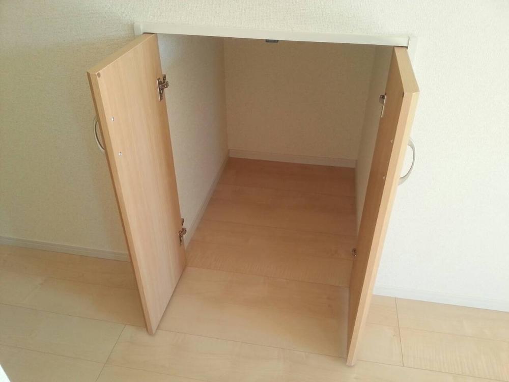 Receipt. Convenient staircase under storage!