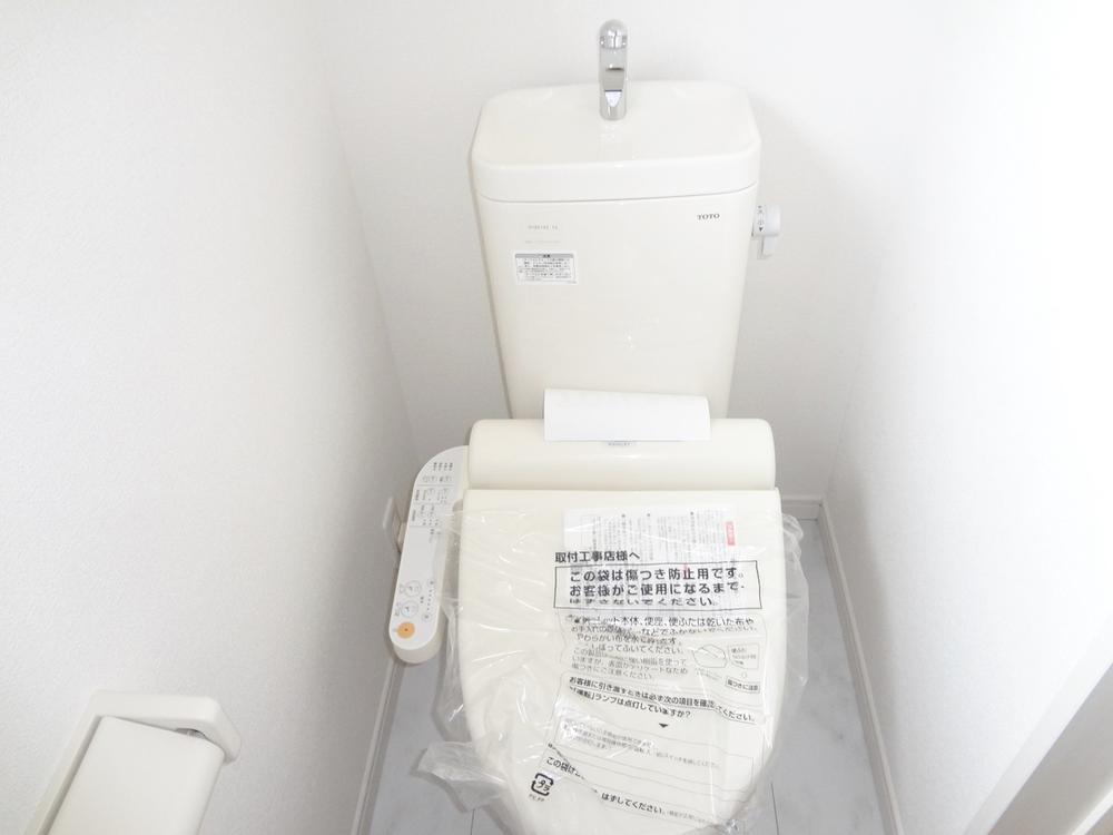 Toilet. Indoor (10 May 2013) Shooting