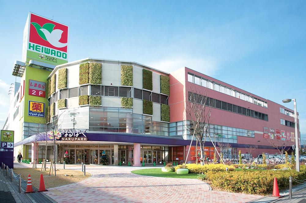 Shopping centre. Park until the 2100m super and electrical shop or the like to be, Shopping center with a variety of shops are visiting