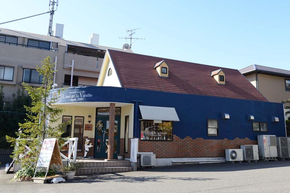 Other Environmental Photo. Pastry shop also features 540m cafe until L ami de la Vanille