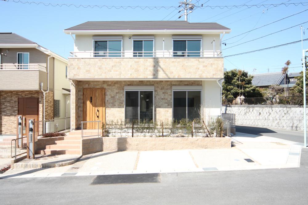 Local appearance photo. 1 Building exterior frontage is widely, Bright dwelling
