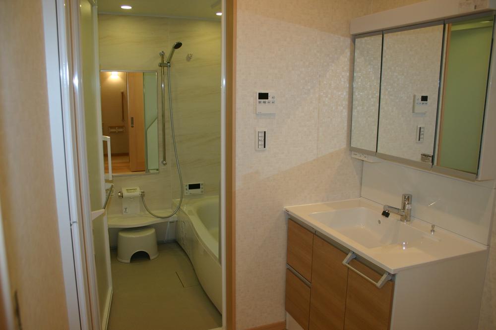 Bathroom. Water around, which is also considered to housework conductor. T3 bathroom basin