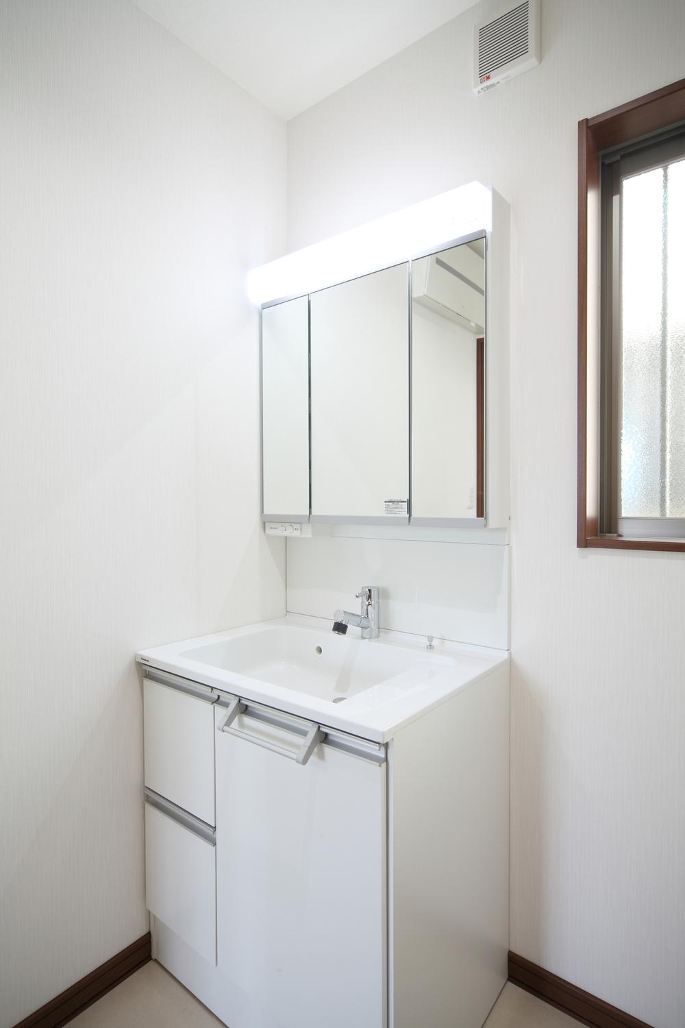 Wash basin, toilet. Cleanliness full lavatory that was unified with white.