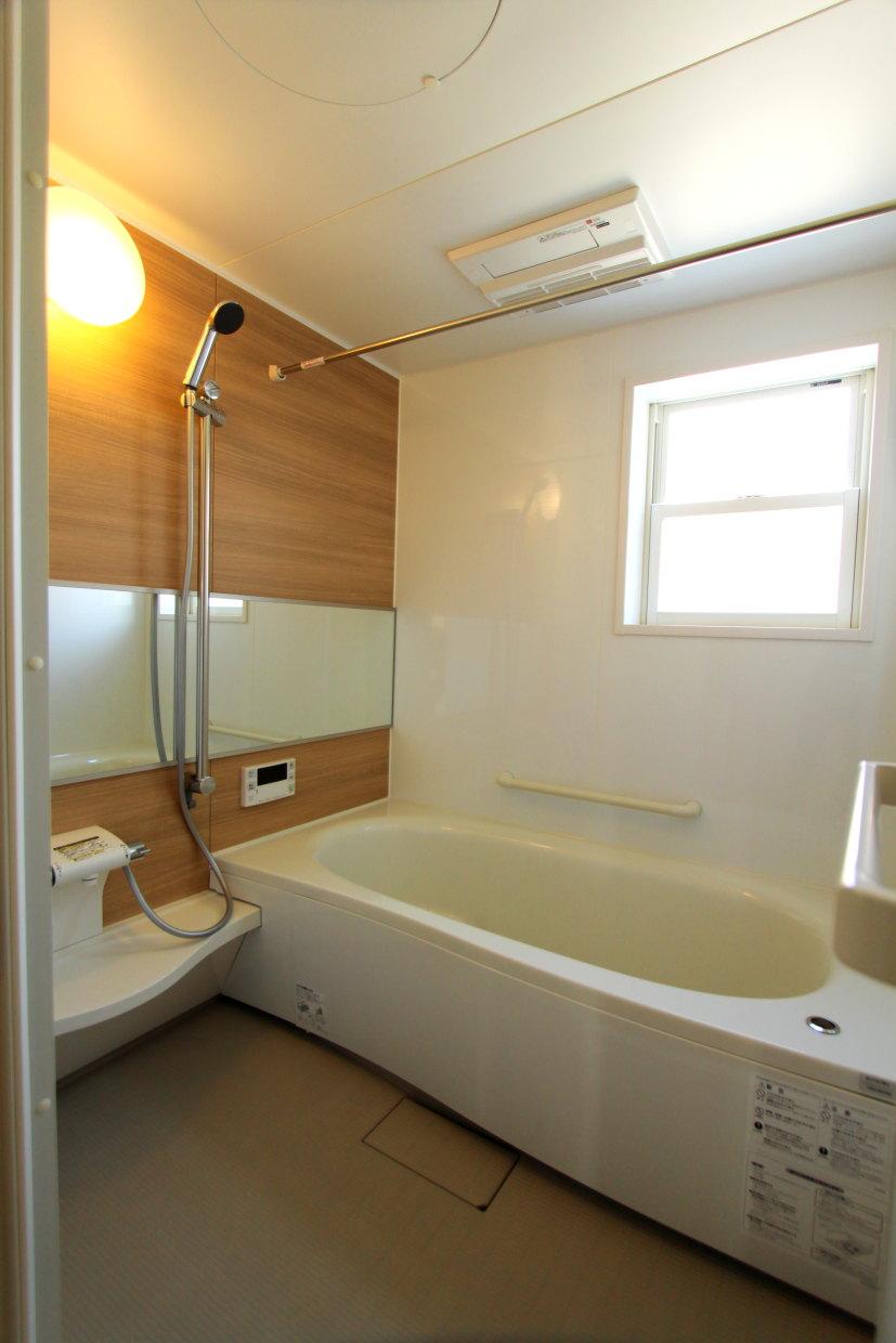 Bathroom. Sitz bath corresponding bath (with bathroom dry heating)