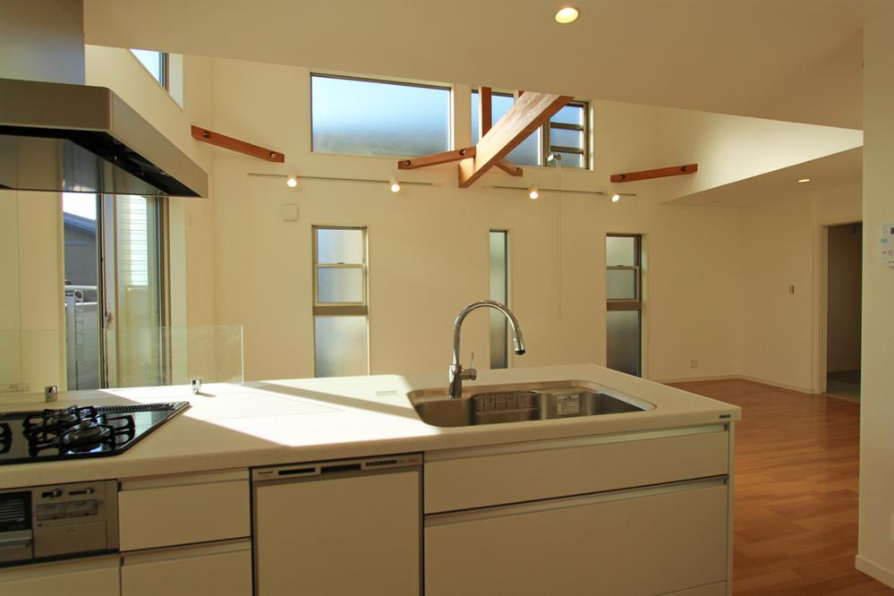 Kitchen. Flat open kitchen of the dining side with storage (dishwasher)