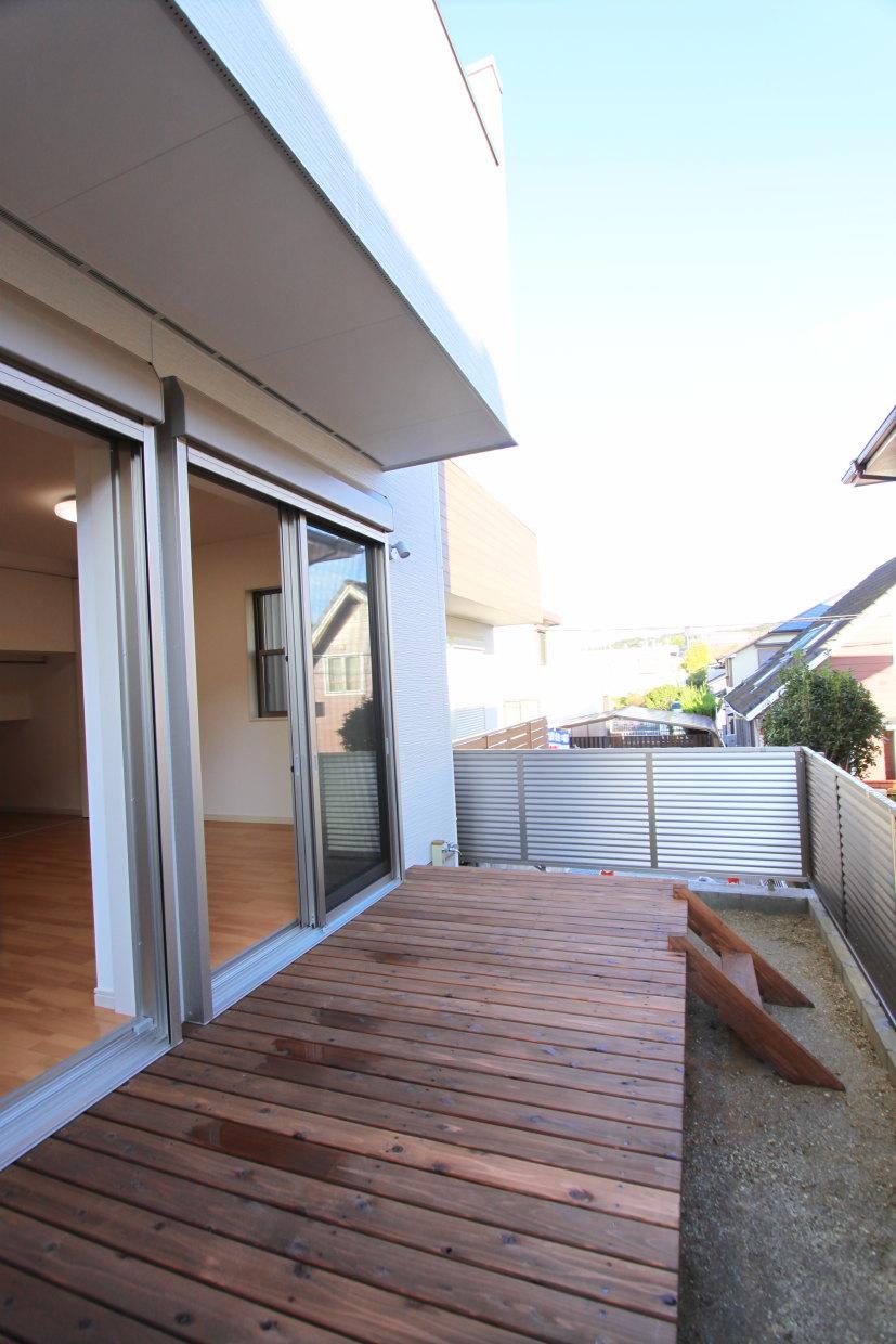 Garden. In your garden, Wood deck ・ Washbasin faucet ・ illumination ・ Equipped with external outlet