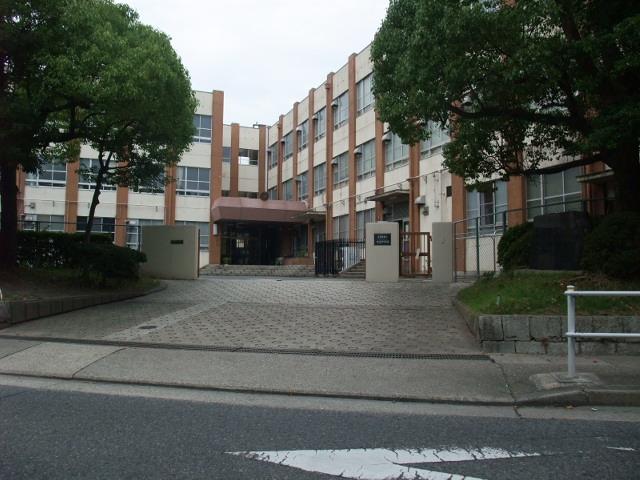 Junior high school. Nagoyashiritsudai to high junior high school 520m