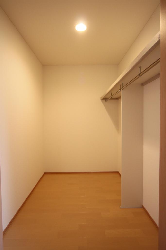 Receipt. 15 Building provides an accommodating walk-in closet large capacity