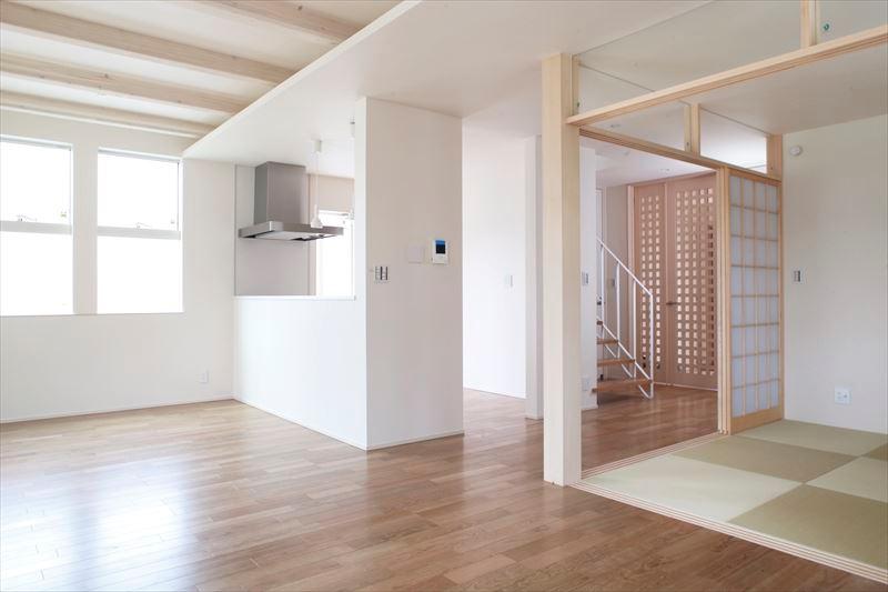 Local appearance photo. Spacious LDK of Building H living 19.5 Pledge is, To further open space and Akehanatsu the shoji of Japanese-style room. 