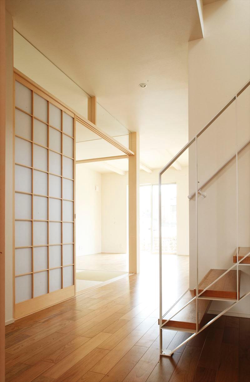 Entrance. H Building entrance steel stairs, Shoji Japanese-style ・ Directing the spread of time went into the living room in the transom glass. 