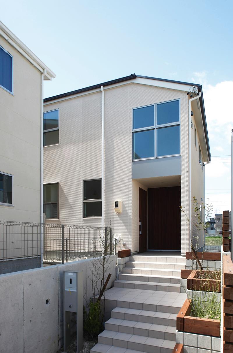 Local appearance photo. F Togaikan 2013 / 3 / 8 shooting first floor is a plan that migratory, It was conscious flow line of housework flow line and children of hand washing of wife. Customers are also attractive able Come in as direct living the entrance hall.