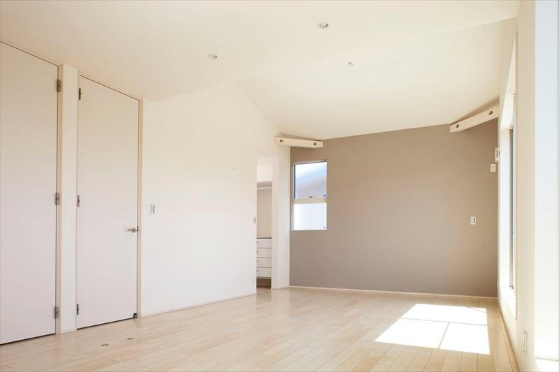 Non-living room. Spacious master bedroom of F Building Master Bedroom 10 Pledge is even more open space with a gradient ceiling. Also, Friendly lighting was placed in the south.
