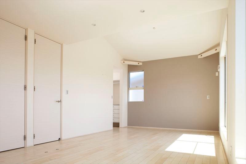 Non-living room. Spacious master bedroom of F Building Master Bedroom 10 Pledge is even more open space with a gradient ceiling. Also, Friendly lighting was placed in the south. 