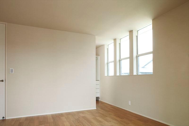 Other. Spacious bedroom of H Building Master Bedroom 9 Pledge is, By the part of the wide balcony with the inner balcony, We directed the private space.