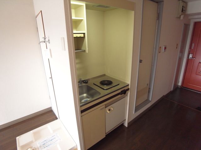 Kitchen. 1-neck with stove