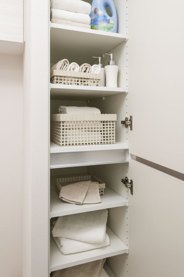 Bathing-wash room.  [Linen cabinet] The powder room, It has a convenient linen cabinet is provided for storage of towels to use on a daily basis (same specifications)