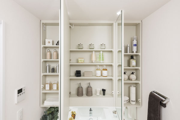 Bathing-wash room.  [Three-sided mirror back storage] Vanity is with a large of the three-sided mirror. In the back of the mirror surface is storage space, This is useful for storage, such as cosmetics and toiletries (same specifications)