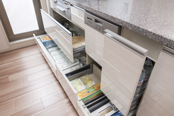 Kitchen.  [Soft-close function with slide storage] Storage of kitchen, Large cookware housed in a convenient sliding also, such as pot. Soft-close function to close slowly quiet has been adopted (same specifications)