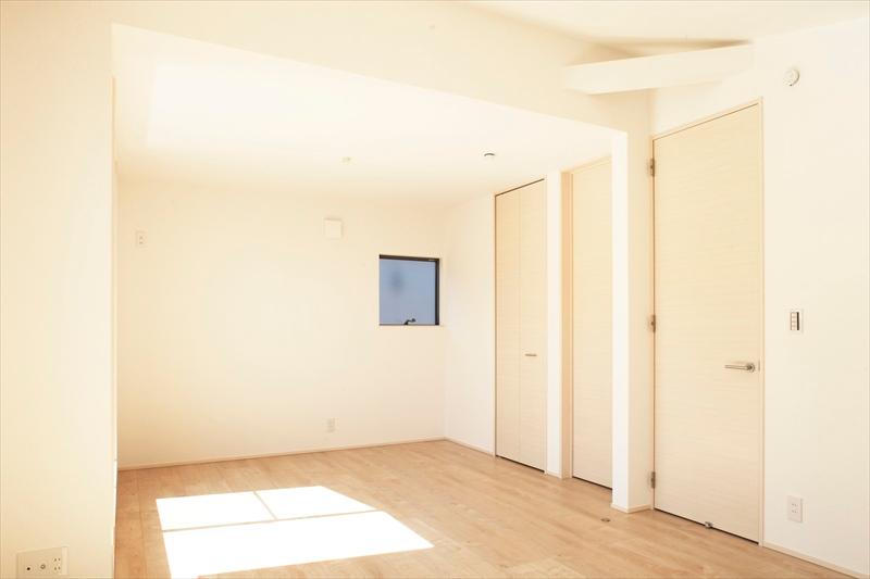 Non-living room. According to the growth of the B building Western-style children, The main bedroom and also can be a two-door, one-room Majikiriru it into two chambers next. 