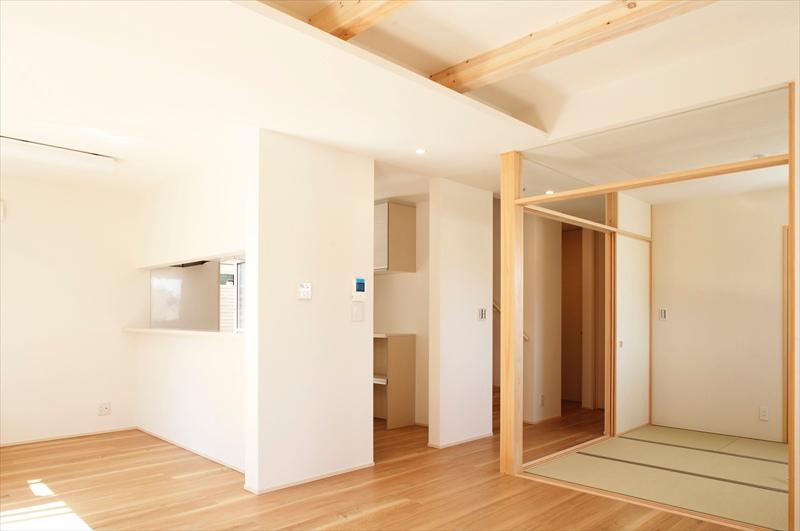 Living. Bright living room facing the C building living south, The oasis of your family.
