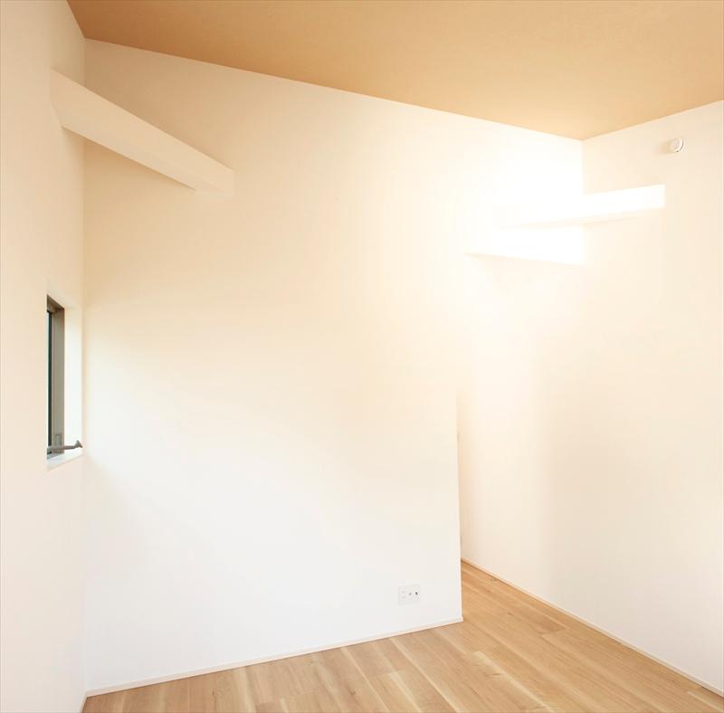 Non-living room. Directing the open space in the Building C Master Bedroom gradient ceiling. Equipped with a WIC, You can keep clean the room.