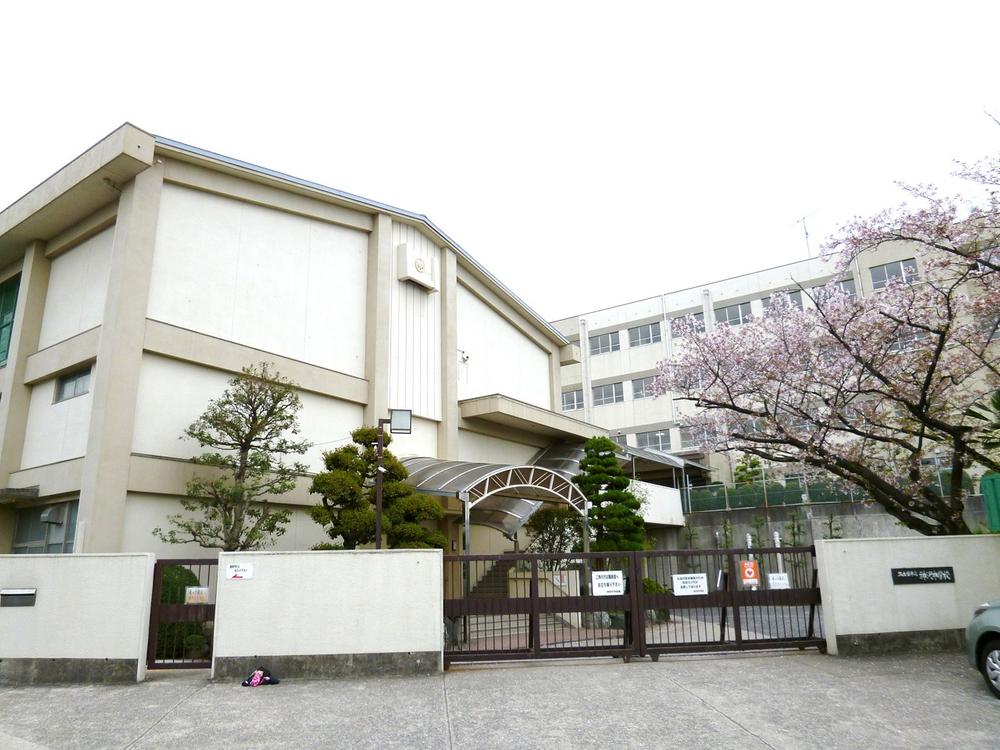 Junior high school. 1070m to Nagoya Municipal Kanzawa junior high school