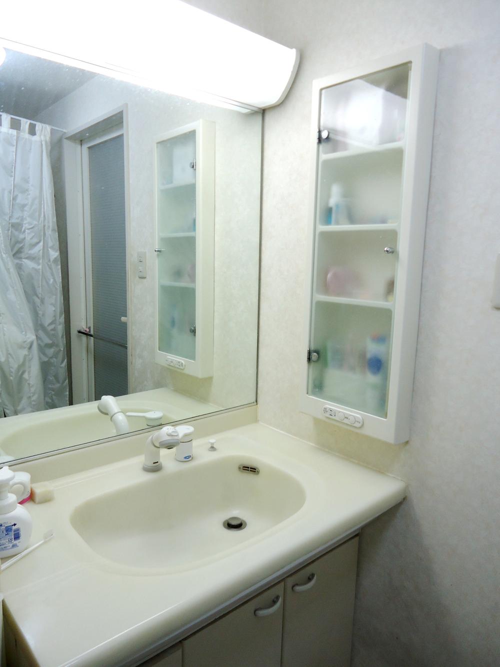 Wash basin, toilet. Indoor (07 May 2013) Shooting