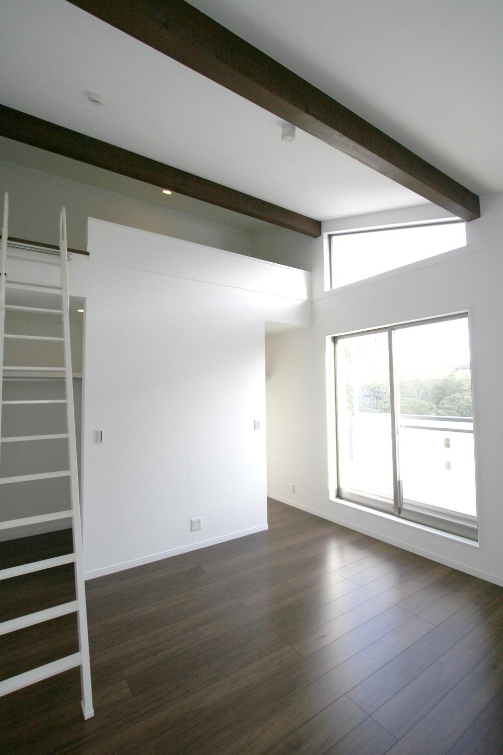 Other introspection. Loft and the master bedroom with two walk-in closet. A sense of openness to increase with a gradient ceiling, Beam up the design of (B Building)