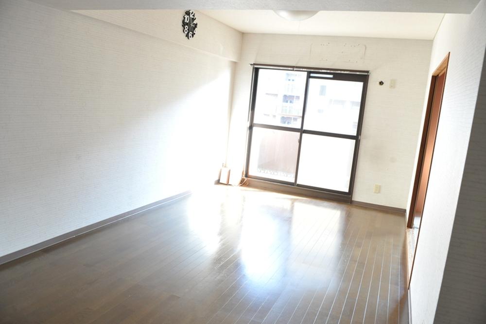 Living. The room will have been carefully use.