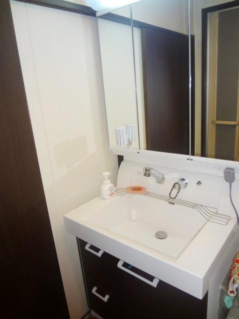 Wash basin, toilet. Indoor (September 2013) Shooting