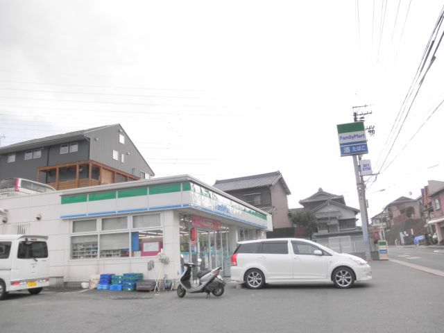 Convenience store. 730m to Family Mart (convenience store)