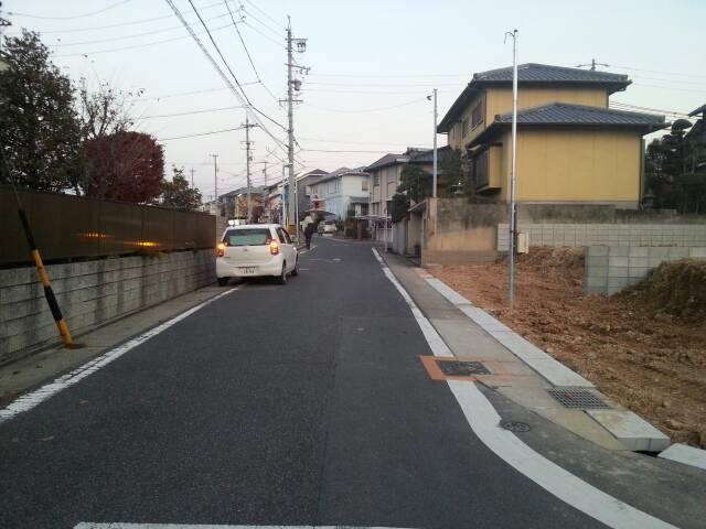 Local photos, including front road. Front road 6.47m