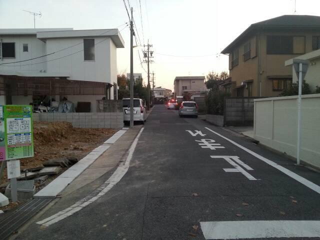 Local photos, including front road. West front road 6.44m