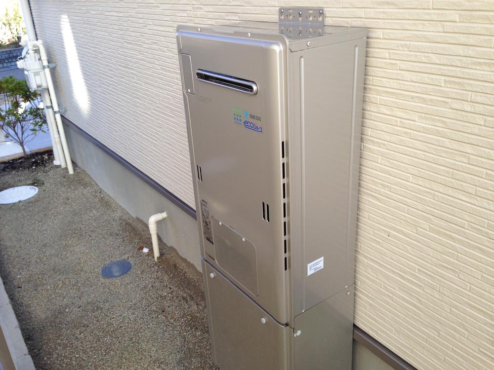 Power generation ・ Hot water equipment. By utilizing the waste heat which has been abandoned conventional efficiently make the hot water "eco Jaws". And saves gas bill adopted also friendly water heater to the environment. As compared with the conventional heating water heater saves about 11000 yen of gas prices year. ※ Published data of Toho Gas Co., Ltd.