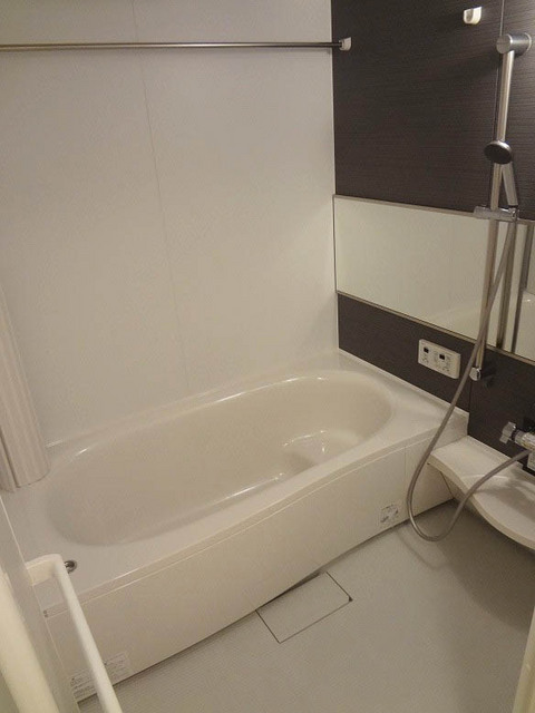 Bath. Bathroom (1.6m × 1.6m)