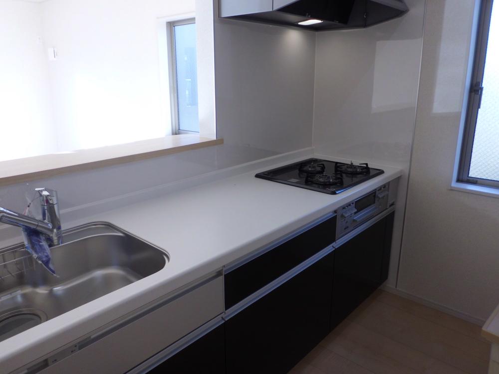 Kitchen. Enameled steel top stove ・ Water purifier with hand shower faucet ・ Artificial marble countertops ・ Underfloor storage