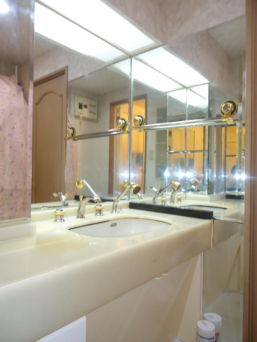 Wash basin, toilet. Indoor (10 May 2013) Shooting