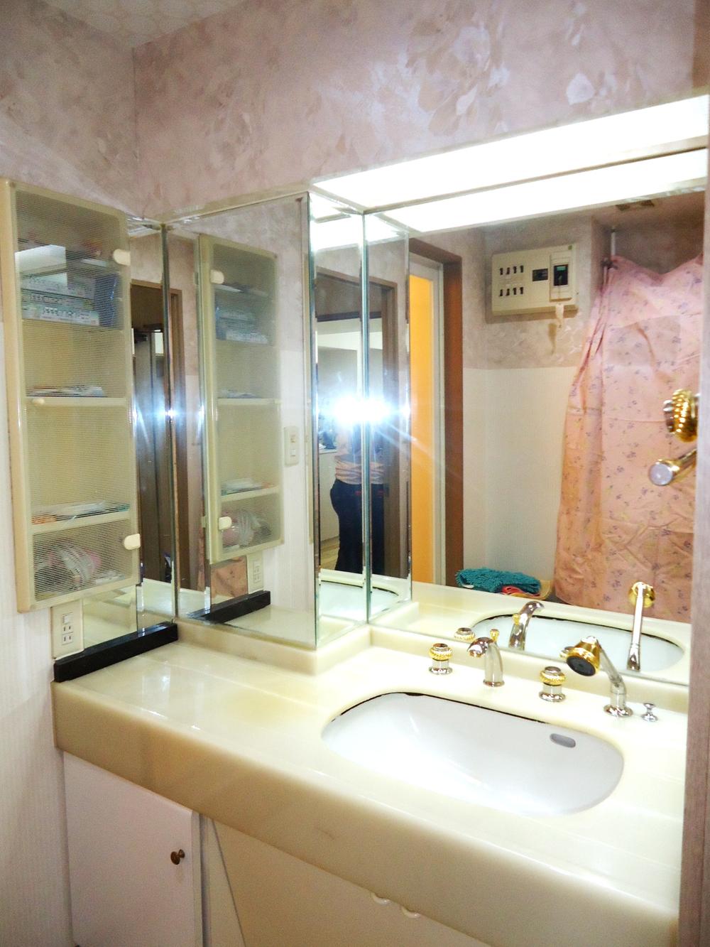 Wash basin, toilet. Indoor (10 May 2013) Shooting