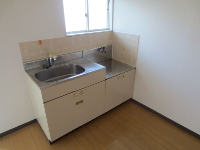 Kitchen. Two-burner stove can be installed