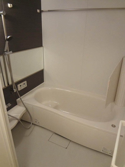 Bath. Bathroom (1.6m × 1.6m)