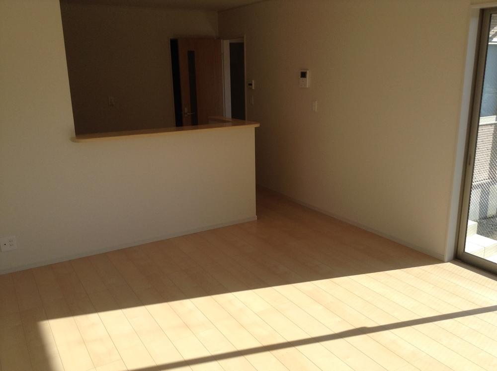 Living. Popular face-to-face kitchen!