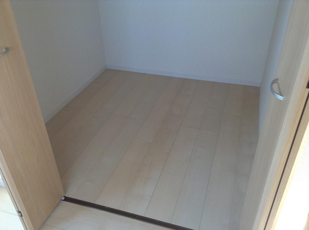 Receipt. Room clean, with a large capacity closet!