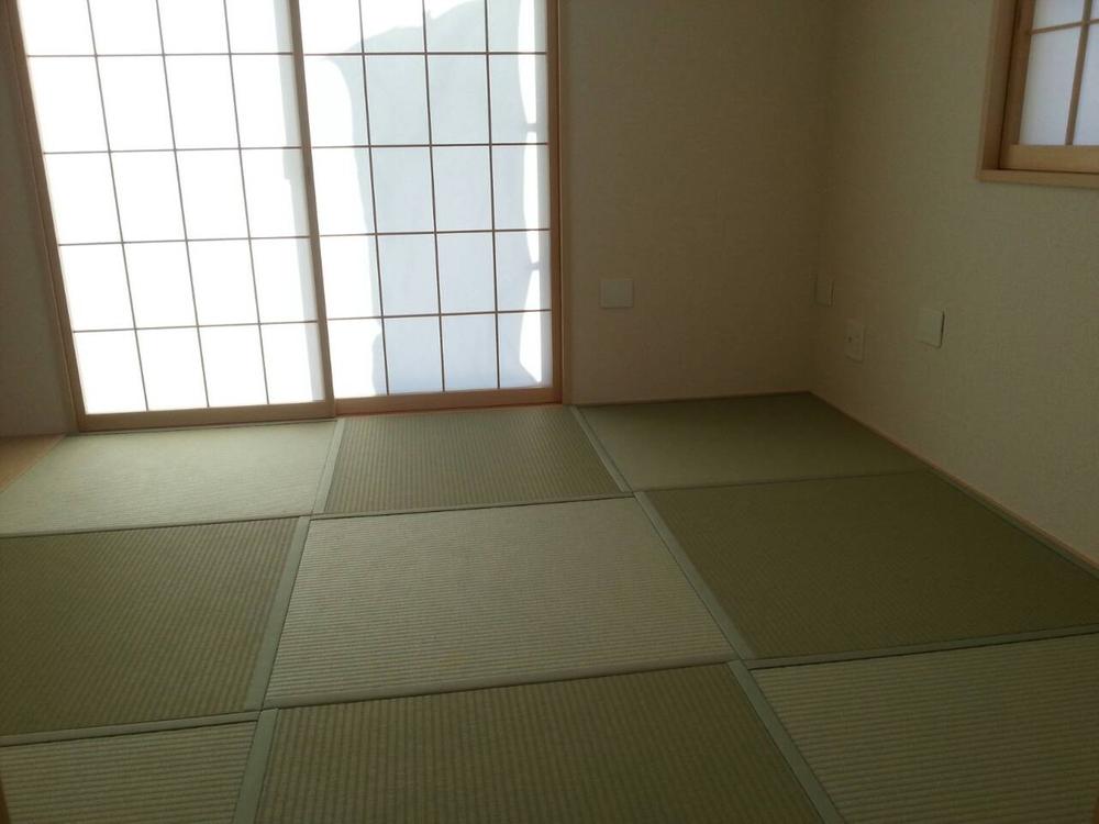 Non-living room. Independent Japanese-style room is also available as a drawing room!