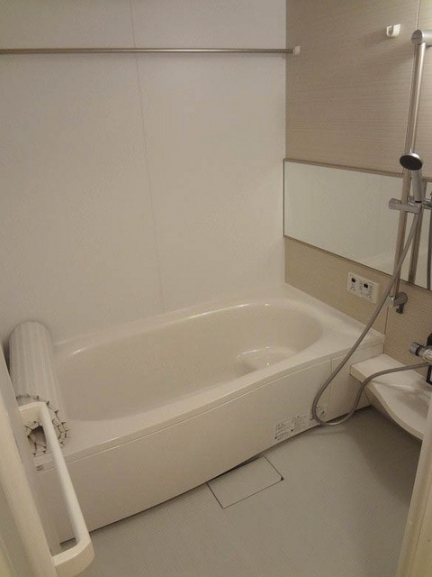 Bath. Bathroom (1.6m × 1.6m)