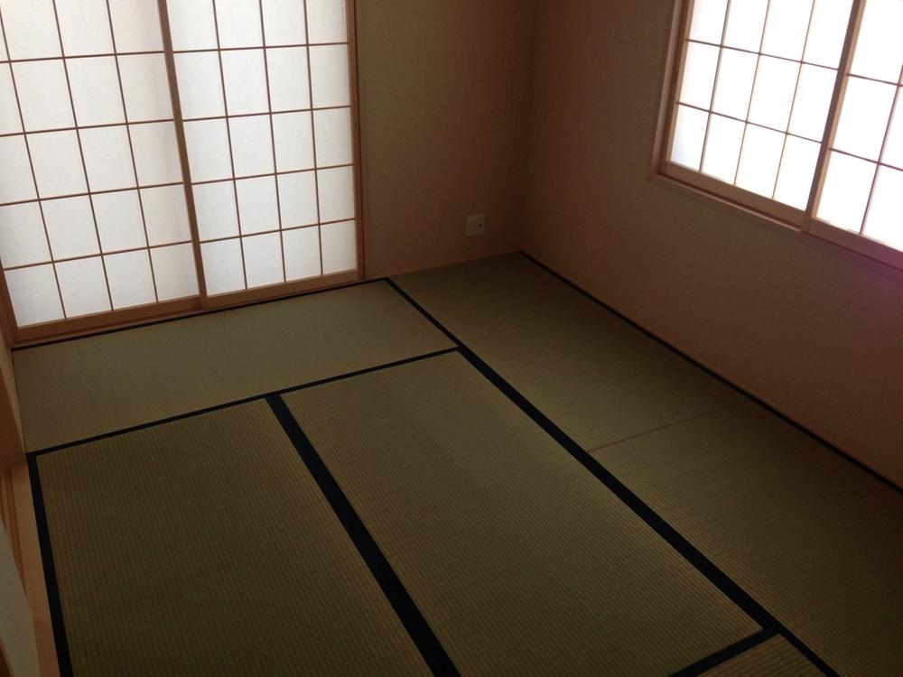 Non-living room. Living adjacent of Japanese-style room