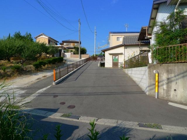 Local land photo. Local (August 2013) Shooting Slope to enter the driveway and parking lot to enter the adjacent land of Higashioku