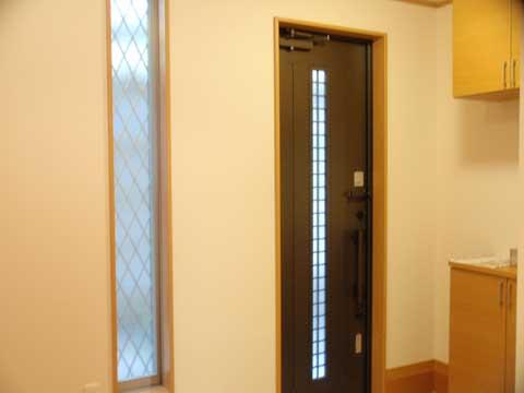 Entrance. Also caught firmly lighting in the side glass.