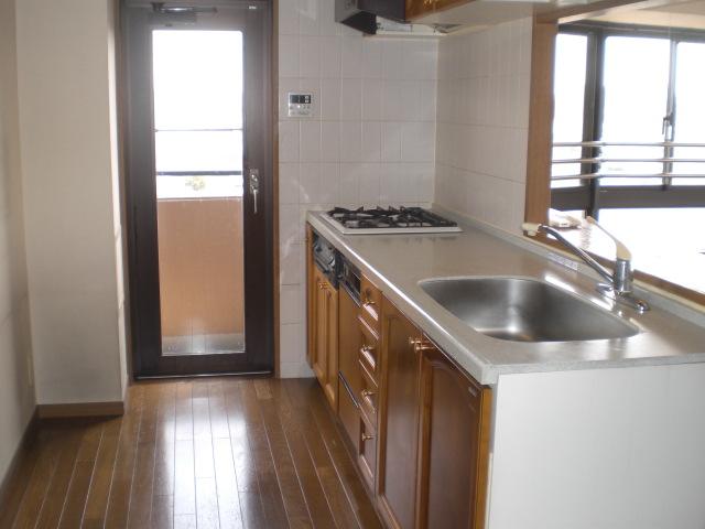 Kitchen. There is a door in the kitchen, Exit wind well!