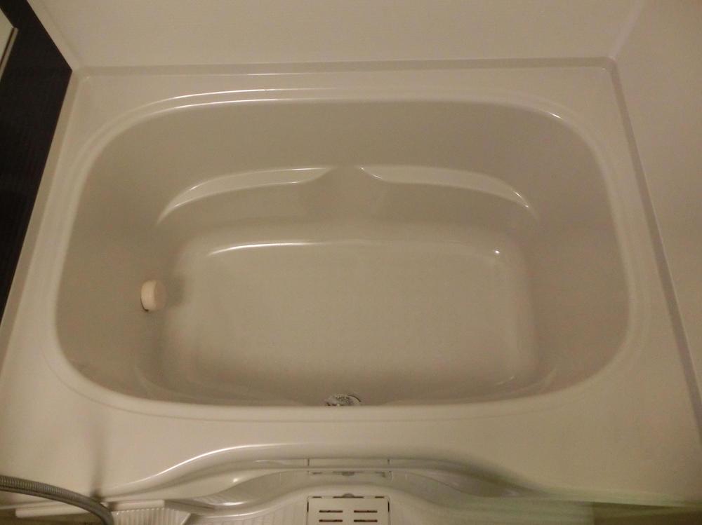 Bathroom.  ■ Tub (October 2013 shooting)